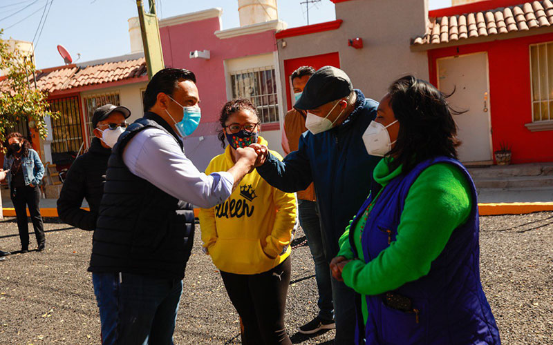 Alcalde Luis Nava saluda a vecinos, beneficiarios del programa de dignificación de Condominios.