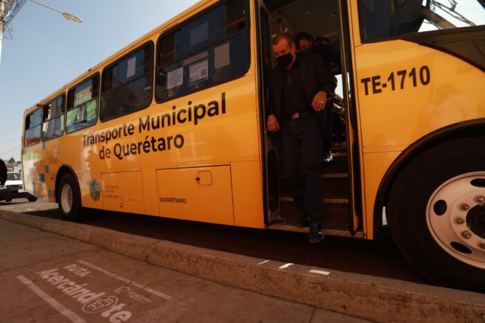 Gobierno de Nava apoya a adultos mayores con traslado a centros de vacunación