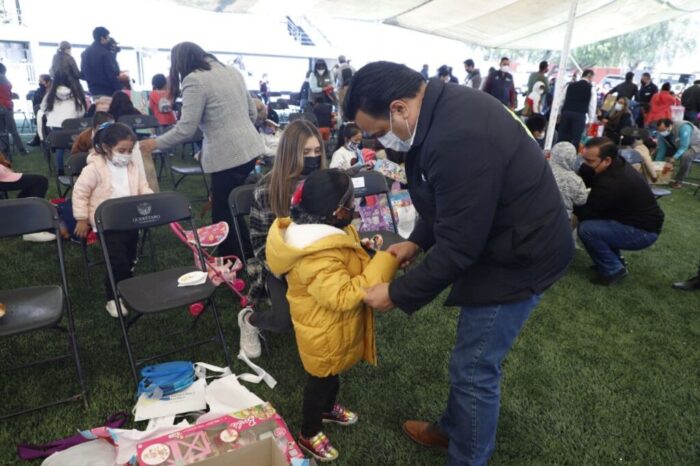 Festeja Nava y Arahí Domínguez el Día de Reyes a  niños de los Centros de Día del DIF Municipal