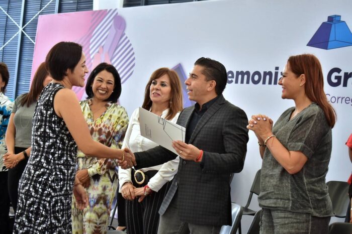 300 graduadas de 18 cursos de la Secretaría de la Mujer Corregidora