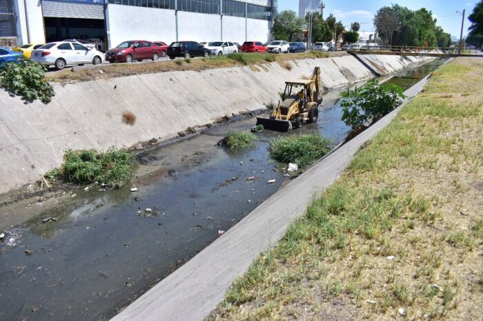 Corregidora realiza limpieza en 36 mil metros de cauces pluviales