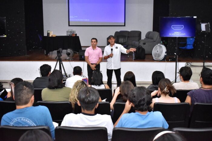 El actor Luis Felipe Tovar imparte taller de Teatro en Centro Cultural de Corregidora