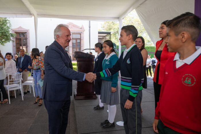 Enrique Vega Carriles recibe a las “Niñas y Niños en el Gobierno 2023” del municipio de El Marqués