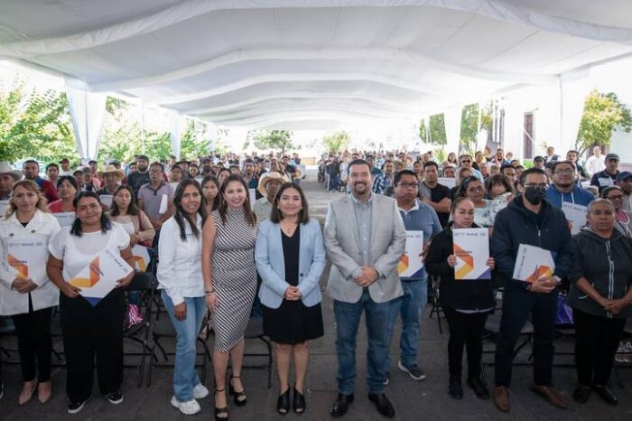 Reciben 200 familias escrituras públicas en El Marqués