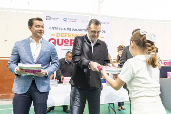 Entrega Gobernador libros que promueven las raíces de Querétaro