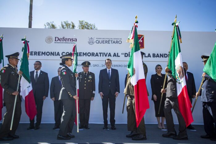 Asiste Gobernador a ceremonia con motivo del Día de la Bandera