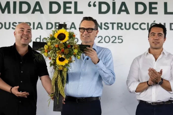 Encabeza gobernador tradicional comida de la Santa Cruz en CMIC