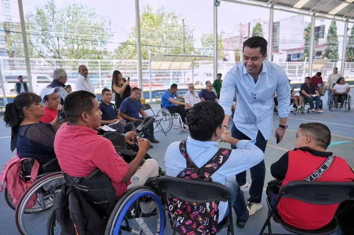Presenta Felifer Macías El Extra a deportistas con discapacidad