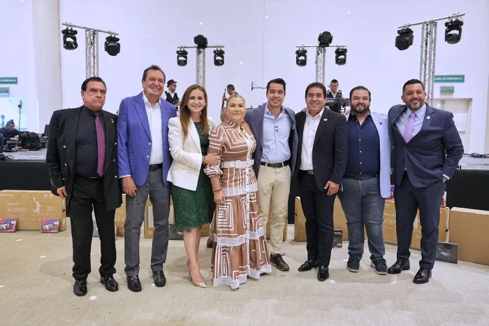 Felifer Macías reconoce a maestras y maestros jubilados