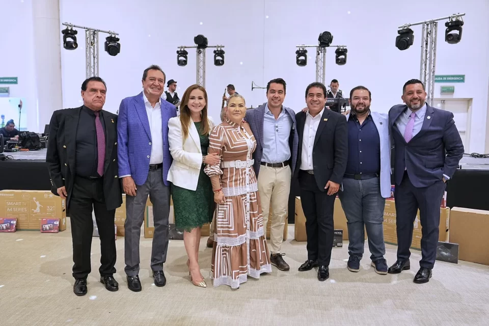 Reconoce-Felifer-Macias-a-maestras-y-maestros-jubilados