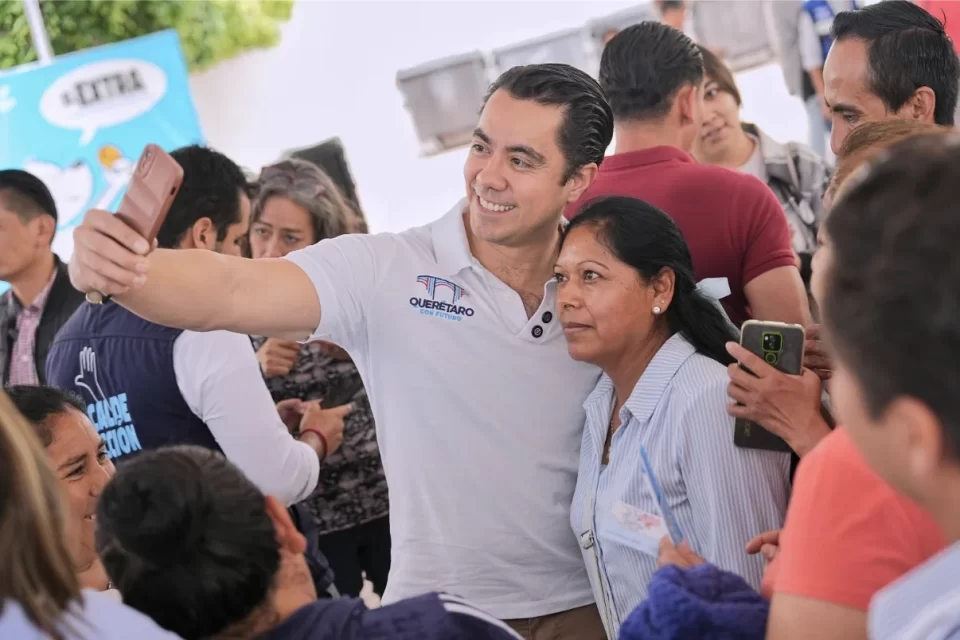 Felifer Macías visito la delegación Epigmenio González, con El Extra