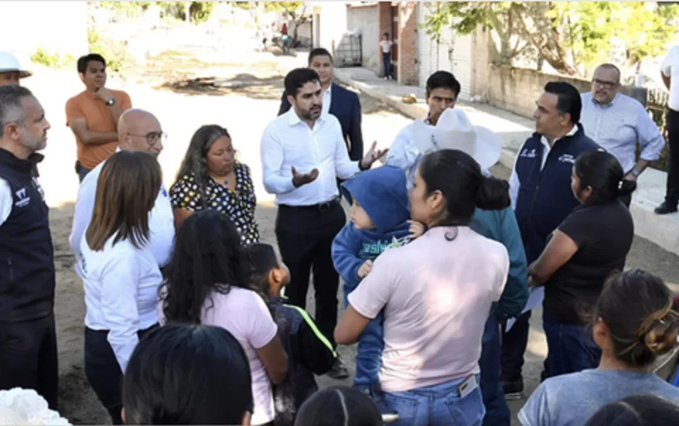 Agustín Dorantes supervisa y entrega obras en Carrillo