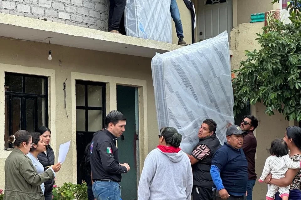 Entrega Rodrigo Monsalvo apoyo a las familias afectadas por las lluvias en El Marqués