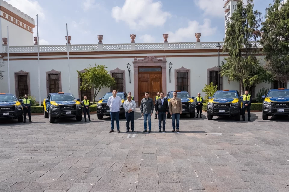 Rodrigo Monsalvo entrega 10 nuevas unidades a la Secretaría de Movilidad