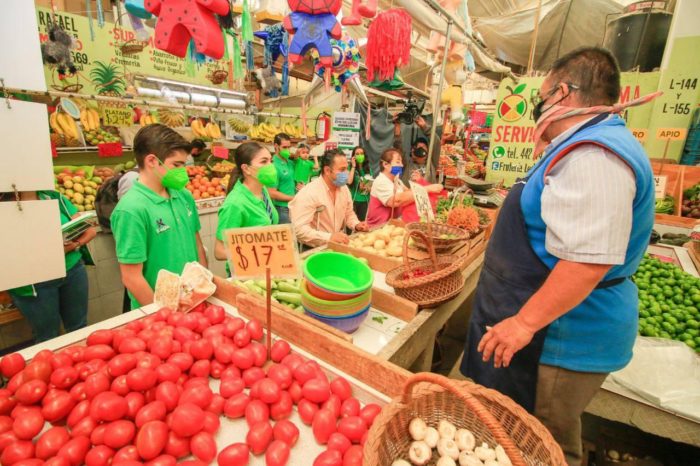 Katia Reséndiz propone nuevo estacionamiento y más rutas para el mercado de La Cruz