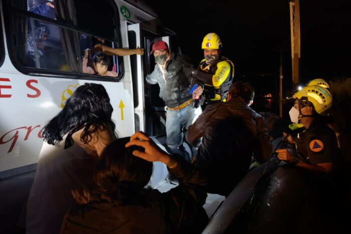 Personal de Protección Civil rescata a 29 ciudadanos varados en camión