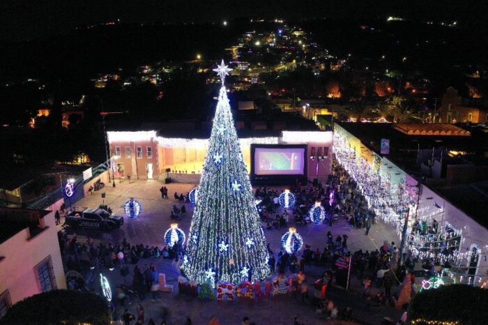 Alcalde de El Marqués enciende Árbol de Navidad en La Cañada