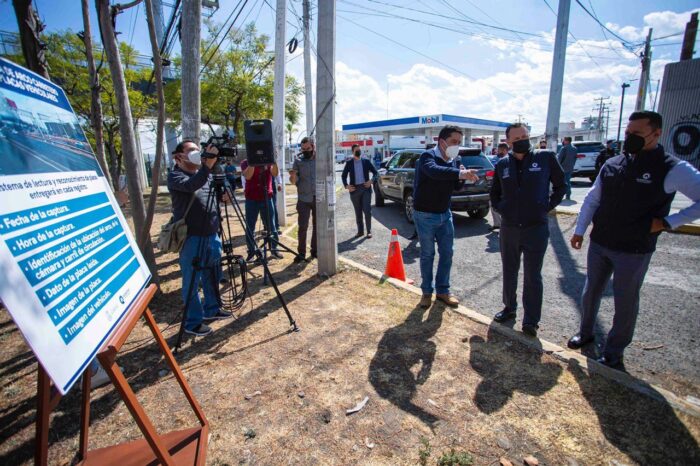 Gobernador MK supervisa arcos detectores de placas vehiculares