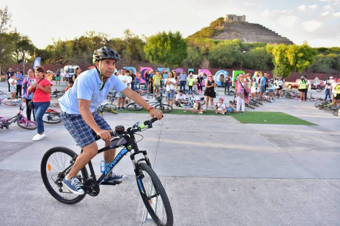 Celebran Día Internacional de la Bicicleta con función de cine y bici monumental en Corregidora