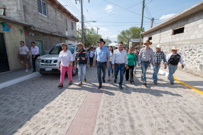 Enrique Vega entrega obras de urbanización en las comunidades de Palo Alto y El Rosario