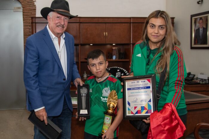 Enrique Vega recibe al niño Tadeo Rivera, Grand Champion internacional de Cálculo Mental