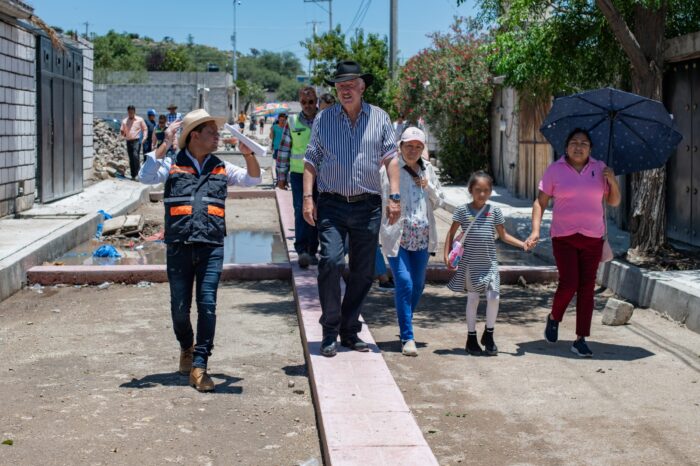 Enrique Vega, supervisa avance de obras de urbanización en La Griega, San José Navajas y Coyotillos