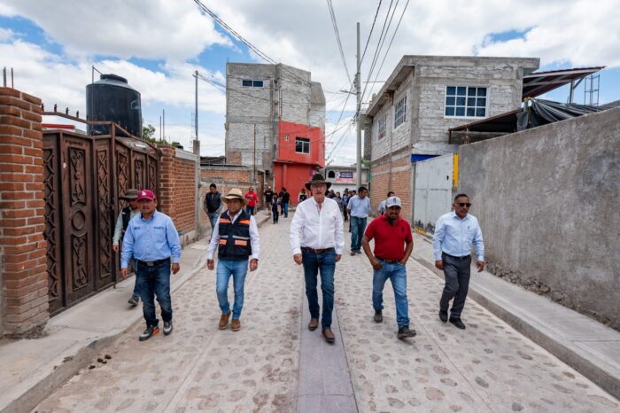 Enrique Vega supervisa avances de obras de rehabilitación en comunidades