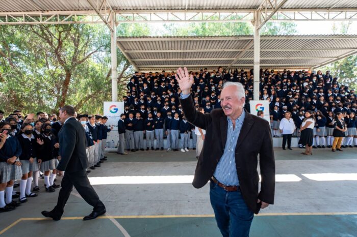 Enrique Vega Carriles entrega la primer “Aula Google” para reducir la brecha digital en El Marqués