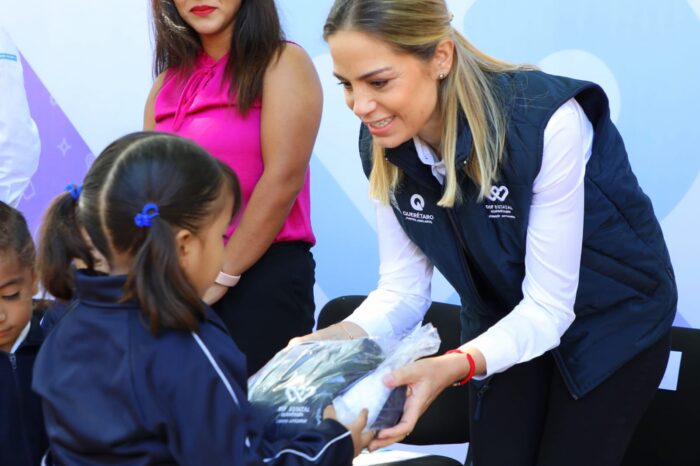 Entrega SEDIF uniformes escolares en los CAI