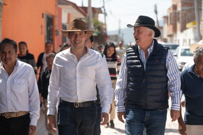 Enrique Vega supervisa obras en El Colorado y La Griega