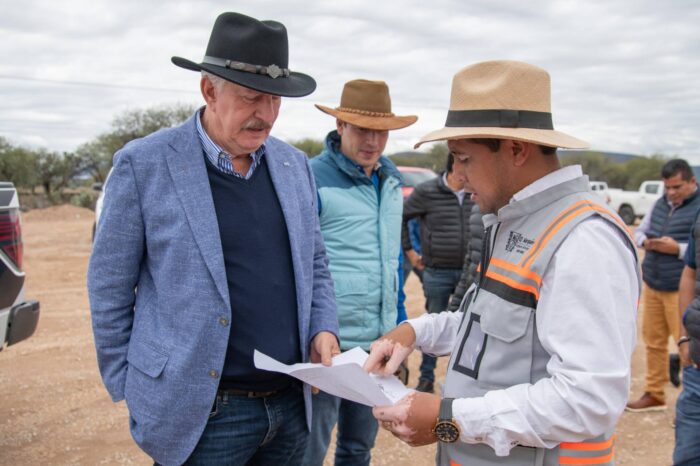 Enrique Vega supervisa avance de panteón en San Miguel Amazcala y obra hidráulica en Coyotillos