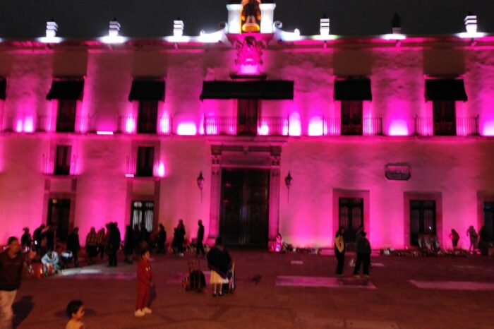 Palacio de la Corregidora se ilumina de rosa durante el Mes de Sensibilización sobre el Cáncer de Mama