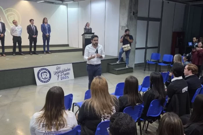 Agustín Dorantes toma protesta a Red Universitaria de AmiGUS y llama a jóvenes a liderar el futuro de Querétaro