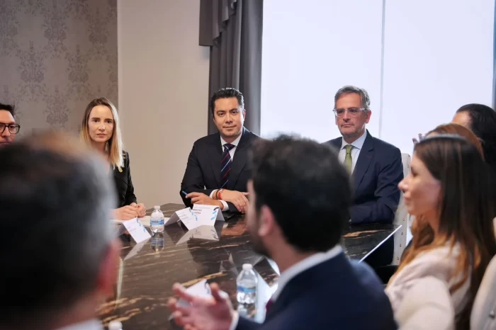 Entregan Municipio de Querétaro y Banco Santander México mil becas