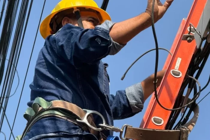 Felifer Macías impulsa retiro de cableado en desuso en Querétaro