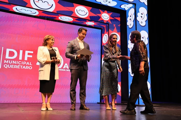 Reconoce Felifer Macías 40 años del SMDIF