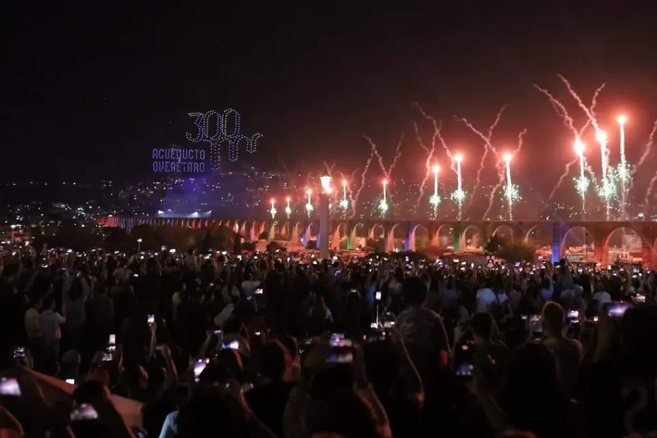 Miles celebraron 300 años del Acueducto con música, luces y drones
