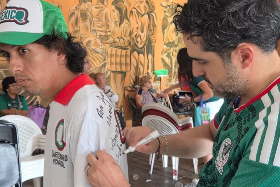 Agustín Dorantes siguió el juego de México con locatarios del mercado de La Cruz