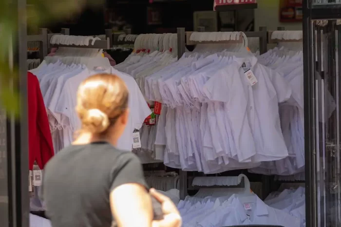 Comenzó búsqueda de uniformes para regreso a clases