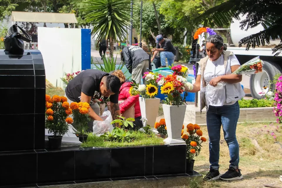 Querétaro espera 60 mil visitantes en panteones por el Día de Muertos